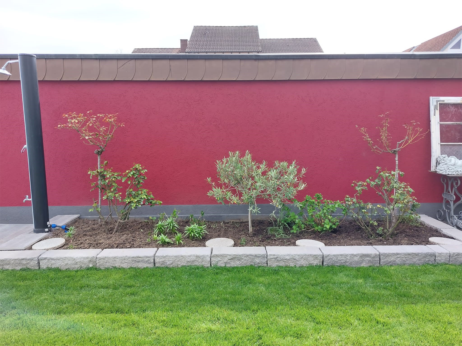 Blumenbeetumrandung mit Blockmauersteinen
